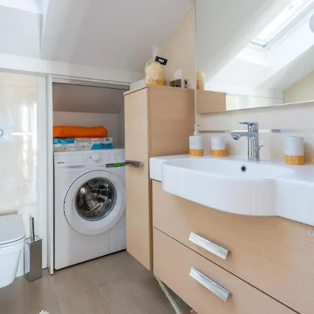 Apartment Mav *